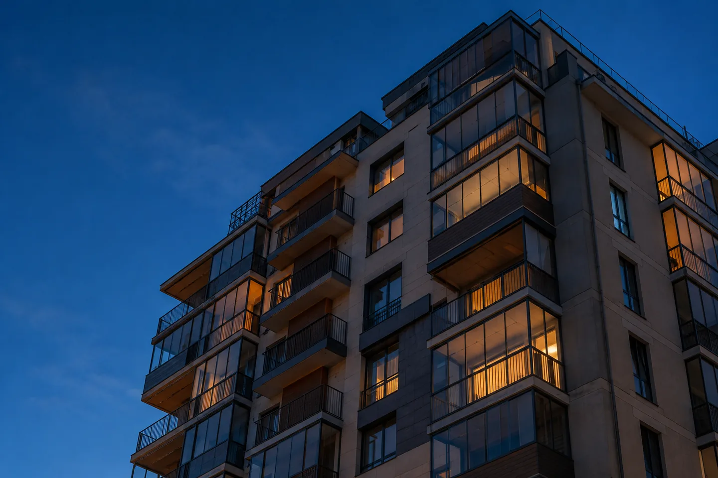 Fachada de un edificio de viviendas con balcones y galerías