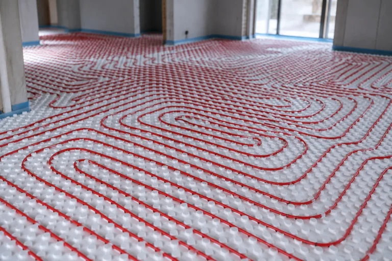 Tubería de suelo radiante instalada sobre panel aislante